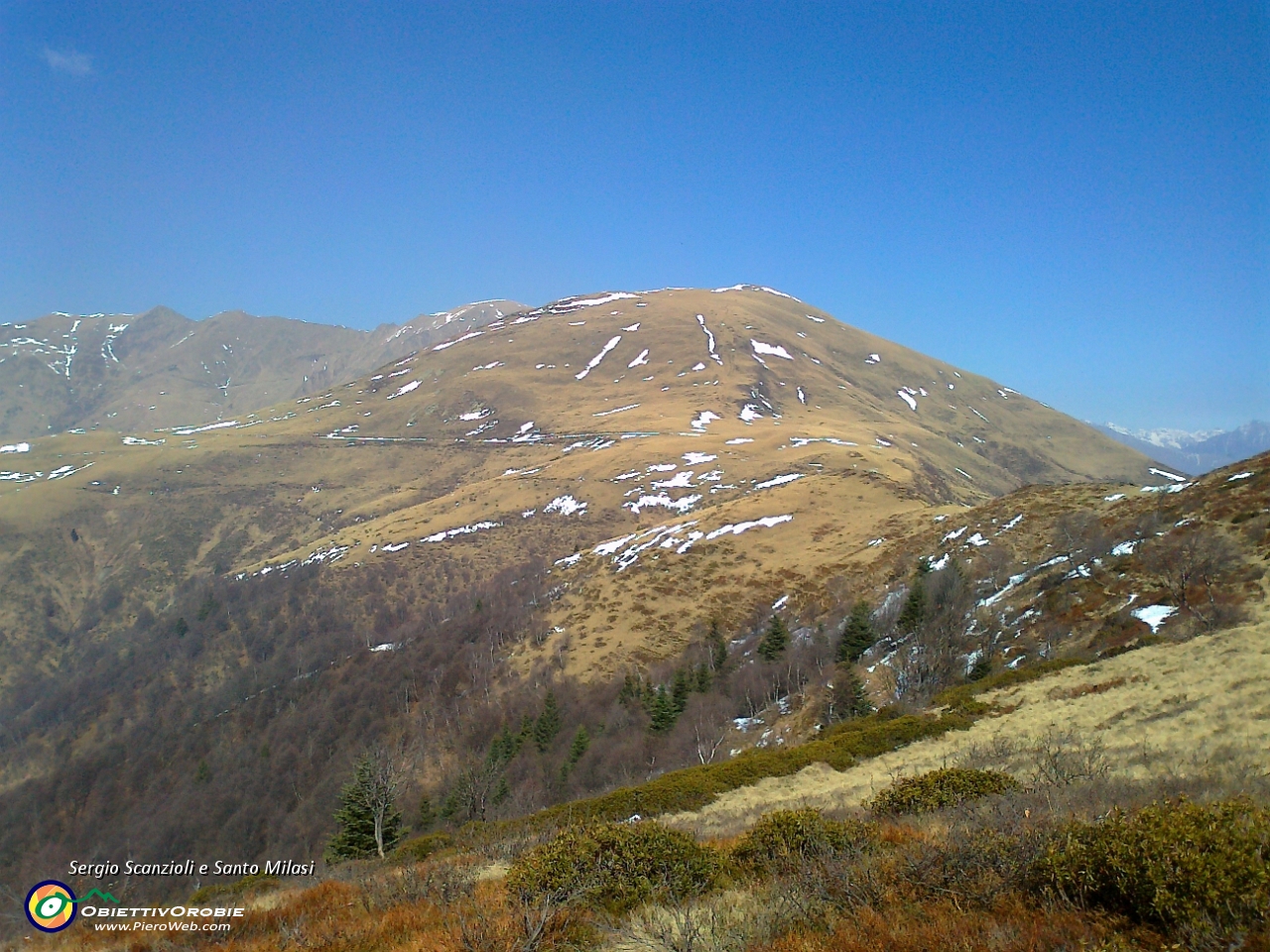 28 Ultime chiazze di neve sul Bregagno.jpg